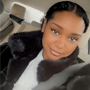 Meet your Posher, Dakota